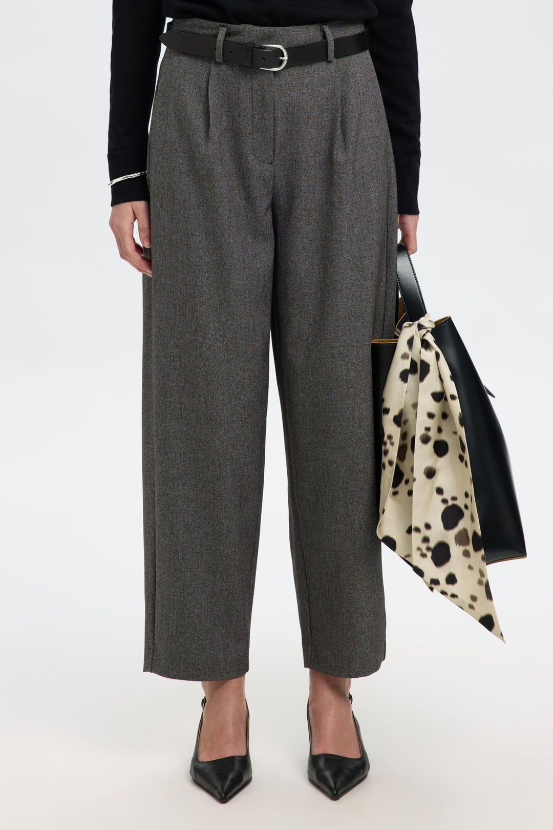 Selected Femme Barrel Alma HW Pant i sort med barrel fit, høj talje, plissering og sidelommer i bæredygtig materialeblanding.
