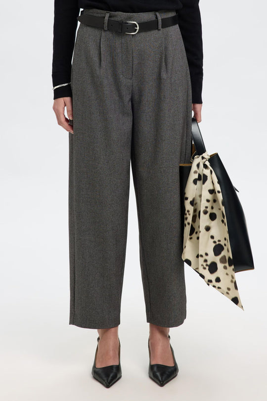 Selected Femme Barrel Alma HW Pant i sort med barrel fit, høj talje, plissering og sidelommer i bæredygtig materialeblanding.
