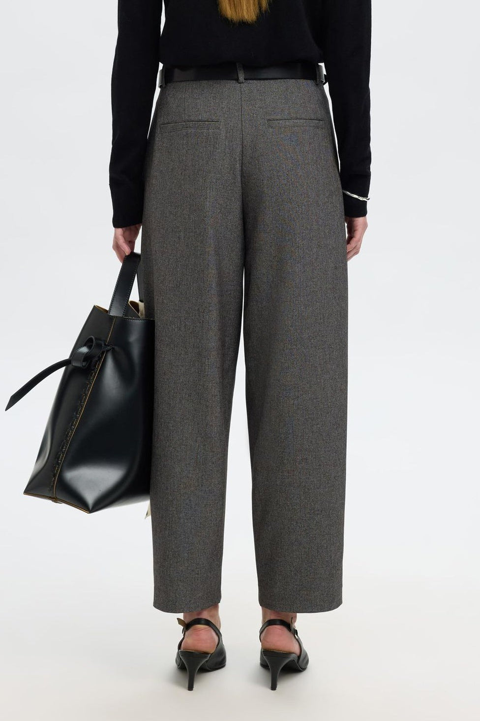 Selected Femme Barrel Alma HW Pant i sort med barrel fit, høj talje, plissering og sidelommer i bæredygtig materialeblanding.
