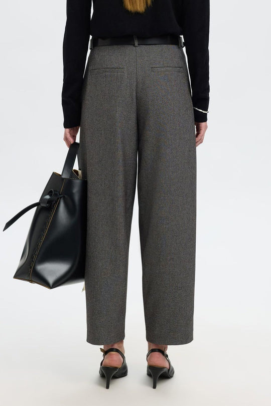 Selected Femme Barrel Alma HW Pant i sort med barrel fit, høj talje, plissering og sidelommer i bæredygtig materialeblanding.
