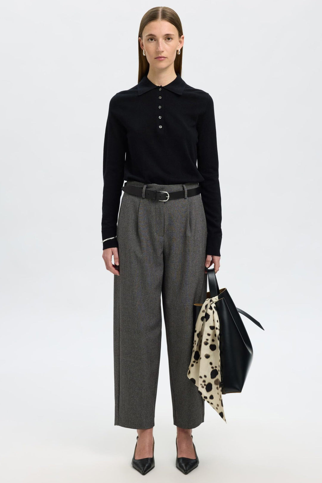 Selected Femme Barrel Alma HW Pant i sort med barrel fit, høj talje, plissering og sidelommer i bæredygtig materialeblanding.
