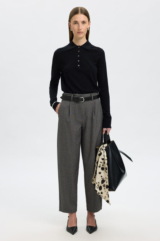 Selected Femme Barrel Alma HW Pant i sort med barrel fit, høj talje, plissering og sidelommer i bæredygtig materialeblanding.
