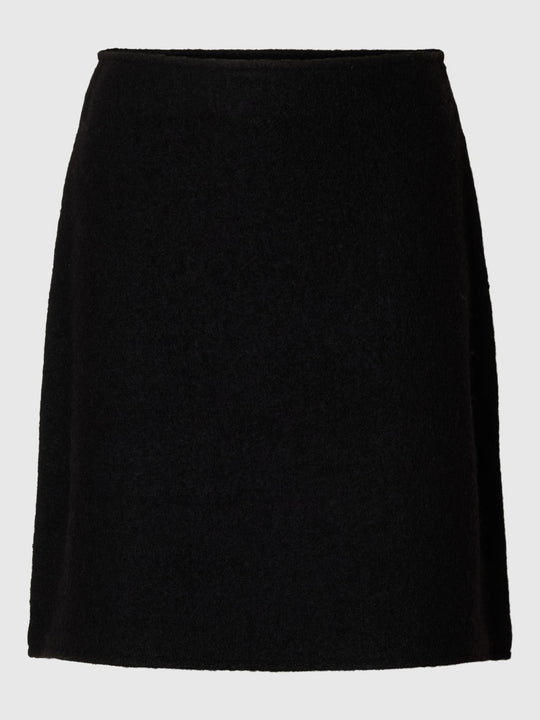 Selected Femme Darla HW Knit Skirt i sort – klassisk striknederdel i 100% uld med høj talje, lynlåslukning og regular fit.
