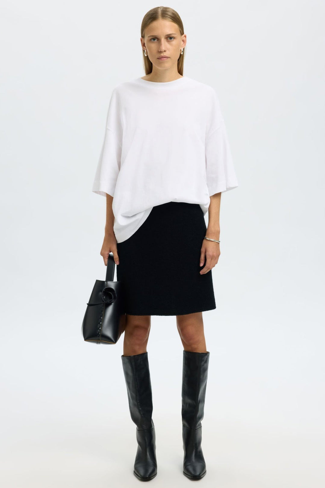 Selected Femme Darla HW Knit Skirt i sort – klassisk striknederdel i 100% uld med høj talje, lynlåslukning og regular fit.
