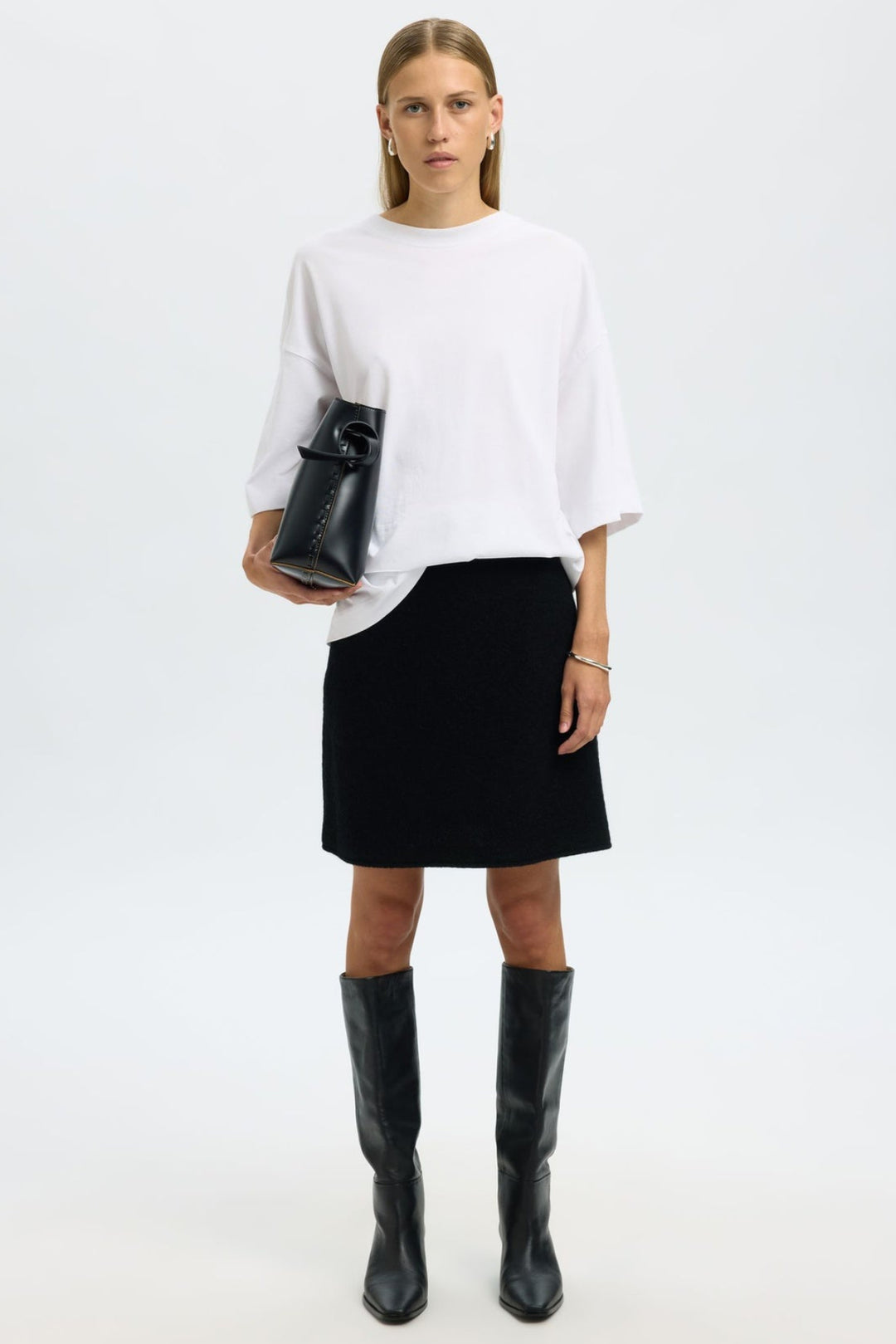 Selected Femme Darla HW Knit Skirt i sort – klassisk striknederdel i 100% uld med høj talje, lynlåslukning og regular fit.
