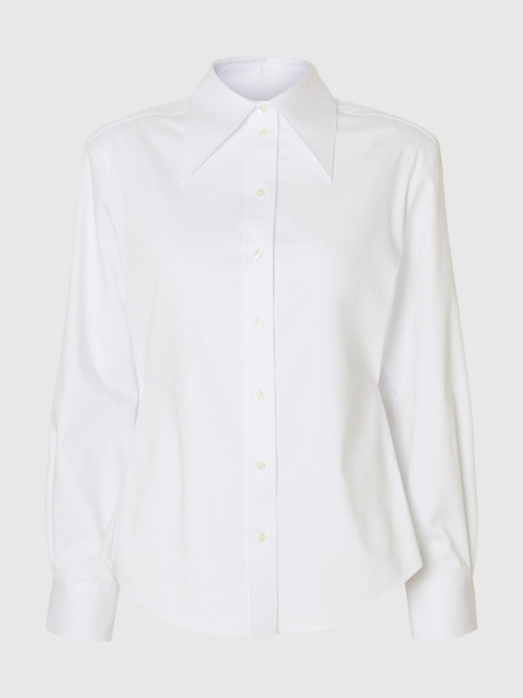 Selected Femme slim fit skjorte i bright white med spids krave, knaplukning og lange ærmer i økologisk bomuldsblanding.
