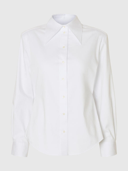 Selected Femme slim fit skjorte i bright white med spids krave, knaplukning og lange ærmer i økologisk bomuldsblanding.
