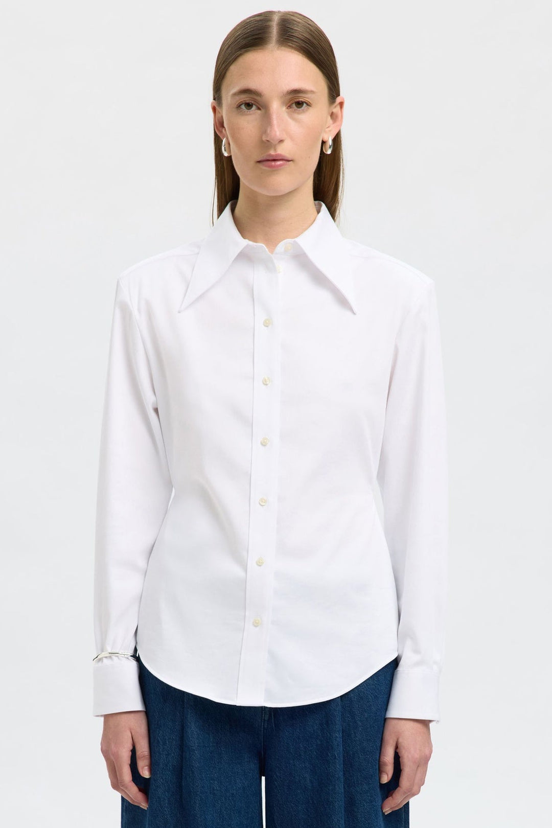 Selected Femme slim fit skjorte i bright white med spids krave, knaplukning og lange ærmer i økologisk bomuldsblanding.
