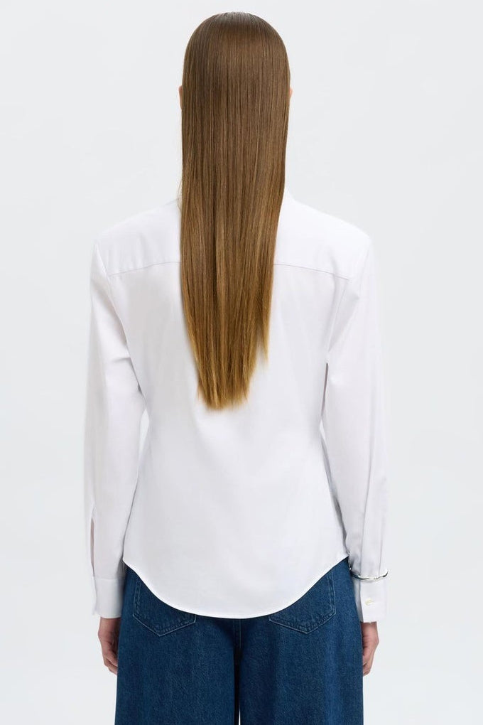 Selected Femme slim fit skjorte i bright white med spids krave, knaplukning og lange ærmer i økologisk bomuldsblanding.
