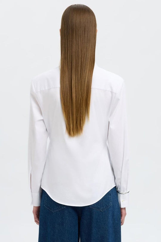 Selected Femme slim fit skjorte i bright white med spids krave, knaplukning og lange ærmer i økologisk bomuldsblanding.
