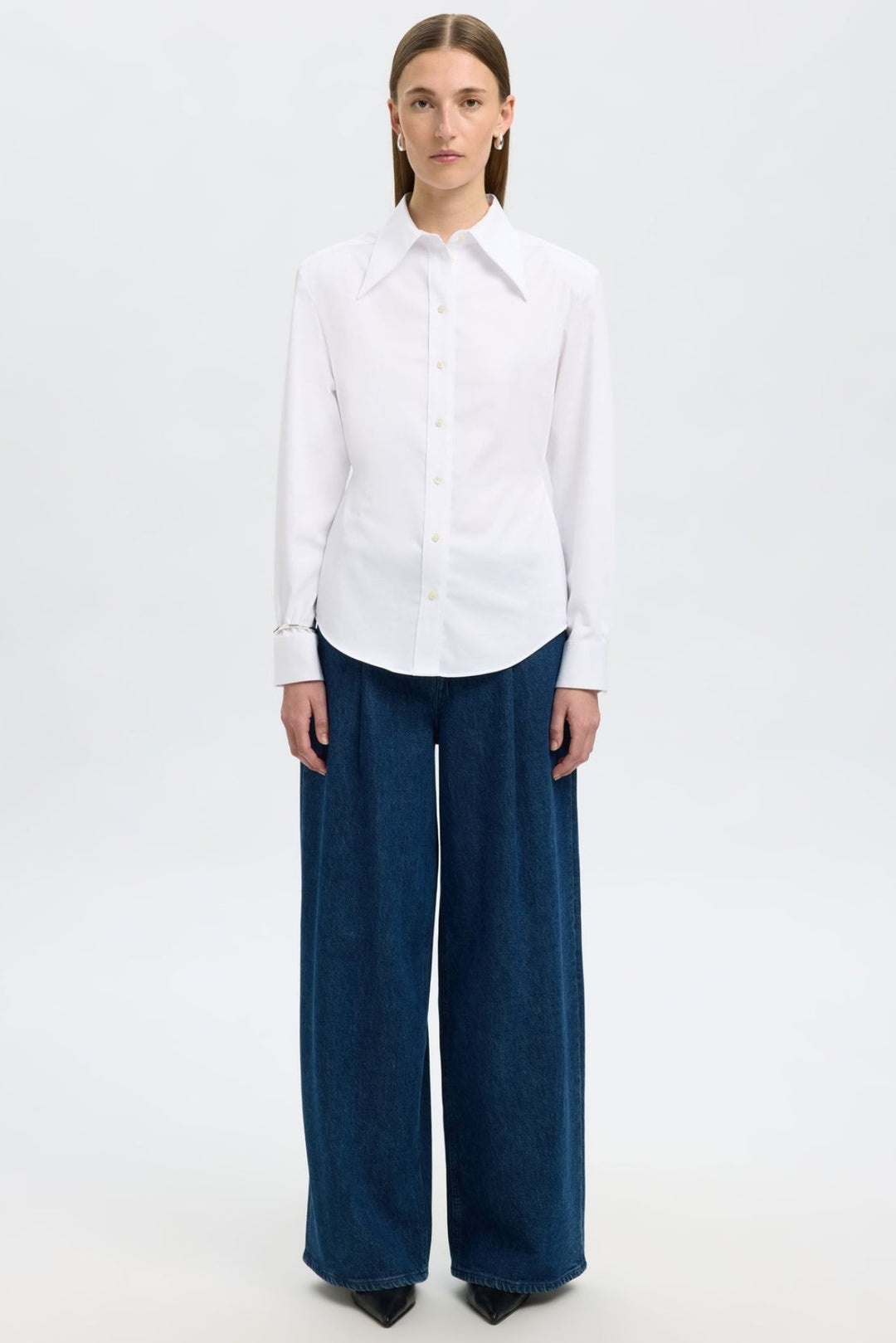 Selected Femme slim fit skjorte i bright white med spids krave, knaplukning og lange ærmer i økologisk bomuldsblanding.
