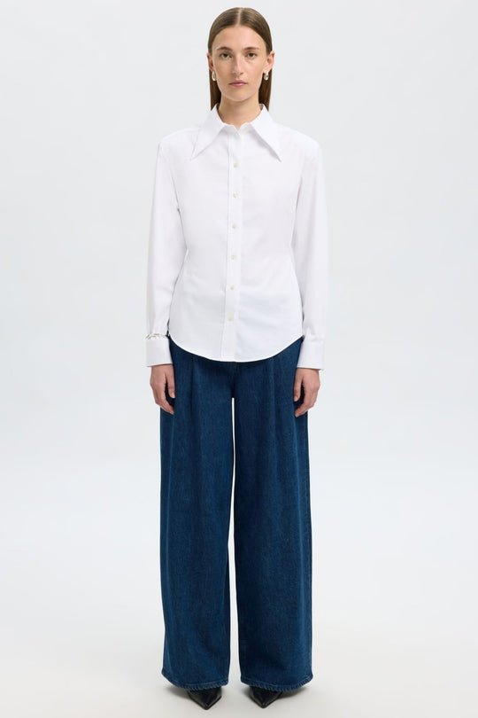 Selected Femme slim fit skjorte i bright white med spids krave, knaplukning og lange ærmer i økologisk bomuldsblanding.
