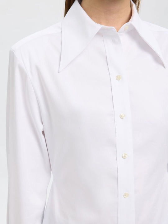 Selected Femme slim fit skjorte i bright white med spids krave, knaplukning og lange ærmer i økologisk bomuldsblanding.
