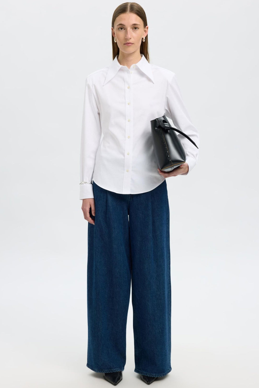 Selected Femme slim fit skjorte i bright white med spids krave, knaplukning og lange ærmer i økologisk bomuldsblanding.
