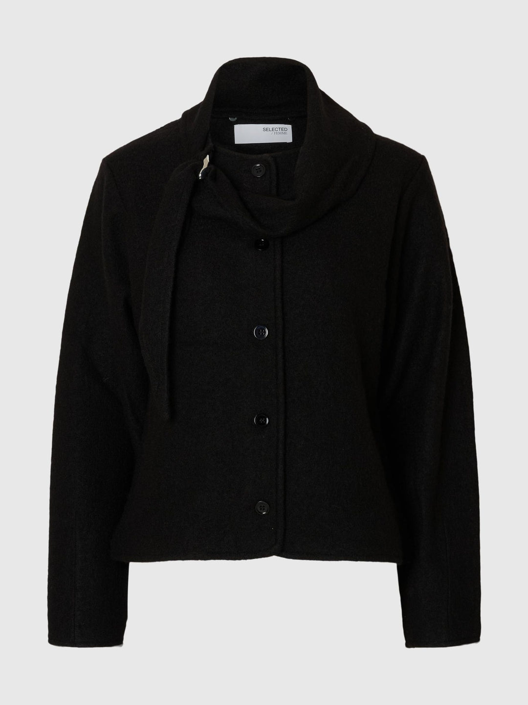 Selected Femme Darla LS Knit Jacket i sort med krave, metalspænde, knaplukning og lange ærmer i 100% uld.
