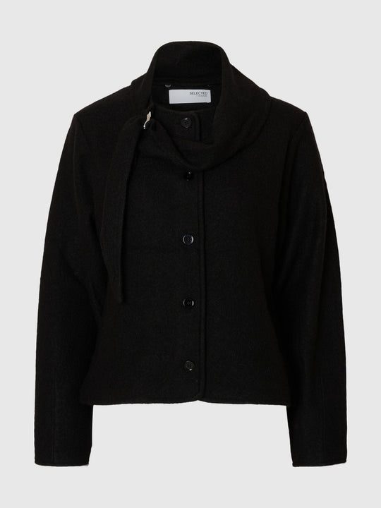 Selected Femme Darla LS Knit Jacket i sort med krave, metalspænde, knaplukning og lange ærmer i 100% uld.
