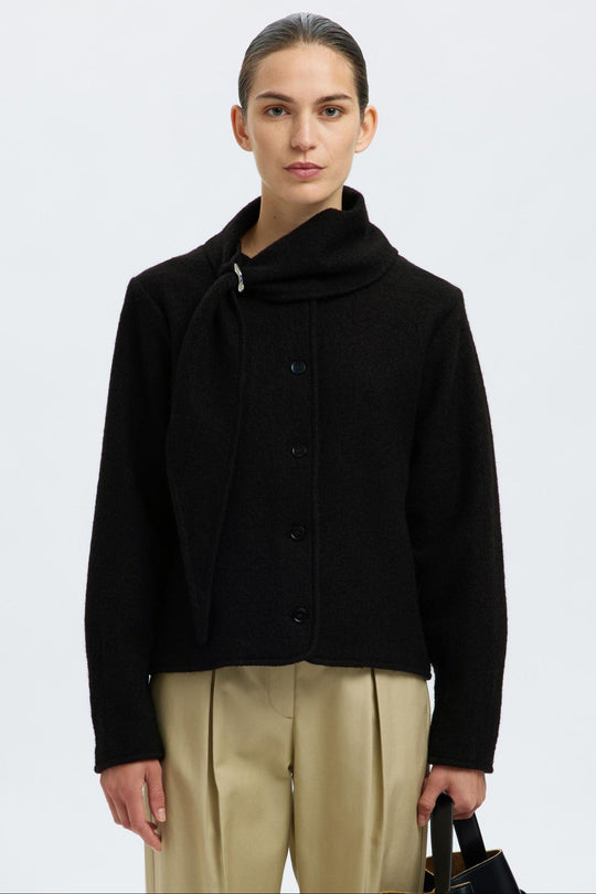 Selected Femme Darla LS Knit Jacket i sort med krave, metalspænde, knaplukning og lange ærmer i 100% uld.
