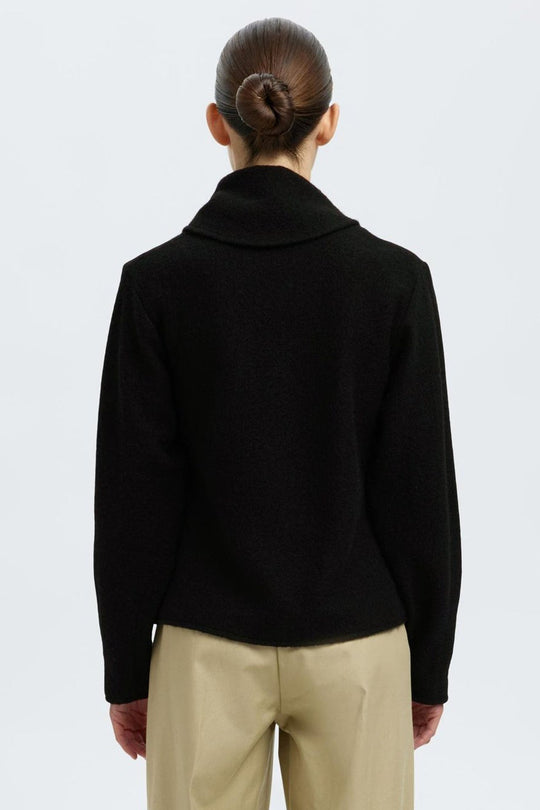 Selected Femme Darla LS Knit Jacket i sort med krave, metalspænde, knaplukning og lange ærmer i 100% uld.
