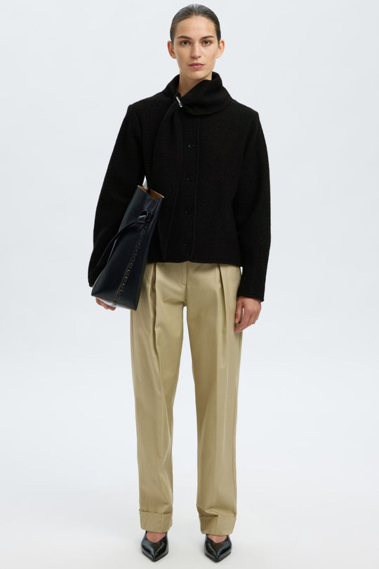 Selected Femme Darla LS Knit Jacket i sort med krave, metalspænde, knaplukning og lange ærmer i 100% uld.
