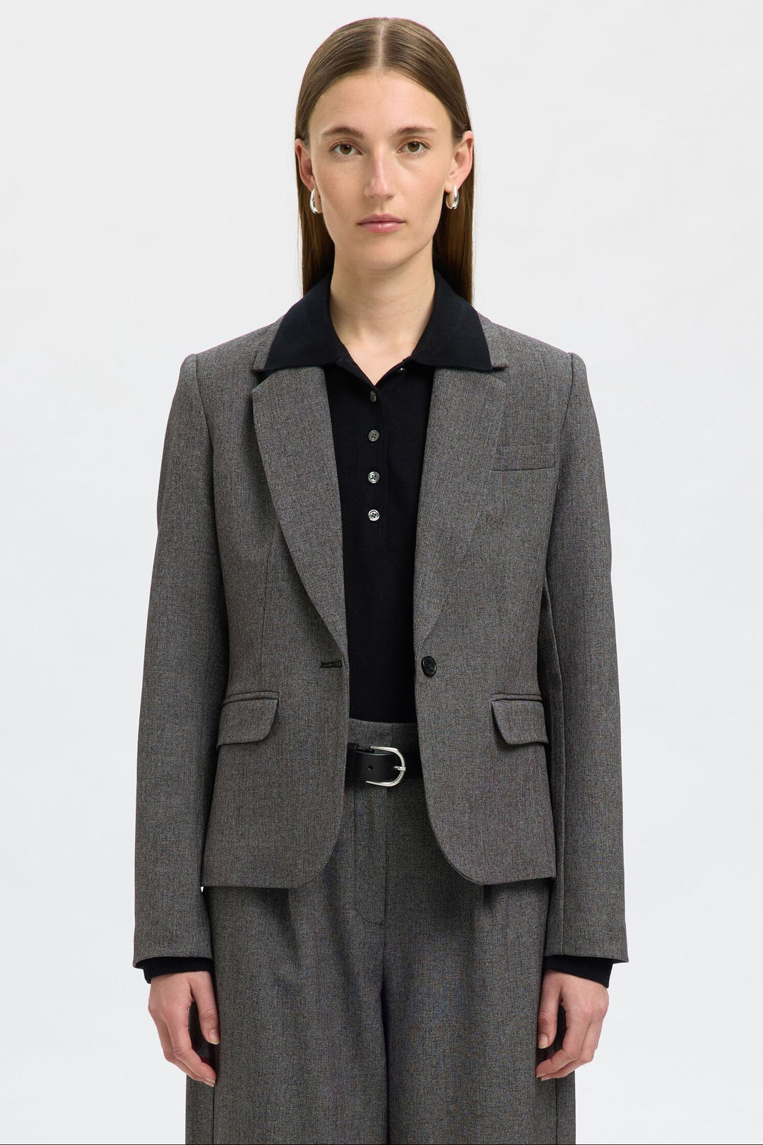 Selected Femme Fitted Alma Blazer i grå, figursyet blazer i bæredygtig kvalitet med enkelt knaplukning og klassisk krave.