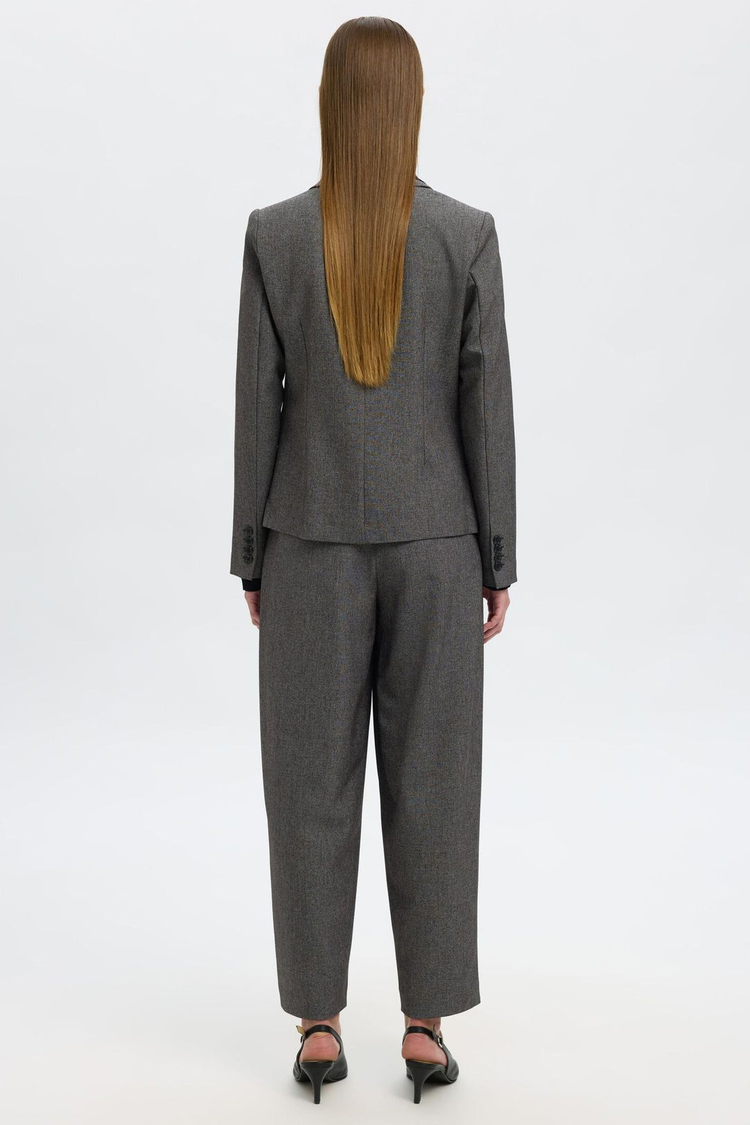 Selected Femme Fitted Alma Blazer i grå, figursyet blazer i bæredygtig kvalitet med enkelt knaplukning og klassisk krave.