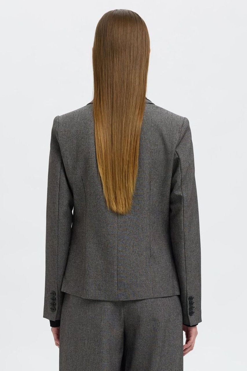 Selected Femme Fitted Alma Blazer i grå, figursyet blazer i bæredygtig kvalitet med enkelt knaplukning og klassisk krave.