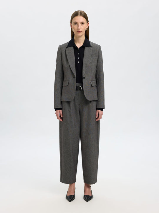 Selected Femme Fitted Alma Blazer i grå, figursyet blazer i bæredygtig kvalitet med enkelt knaplukning og klassisk krave.
