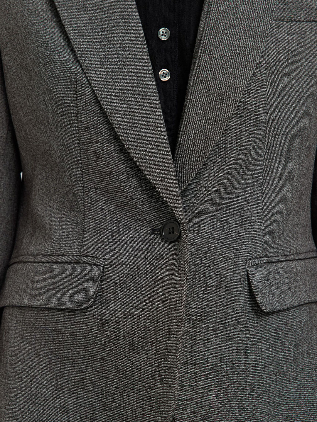 Selected Femme Fitted Alma Blazer i grå, figursyet blazer i bæredygtig kvalitet med enkelt knaplukning og klassisk krave.
