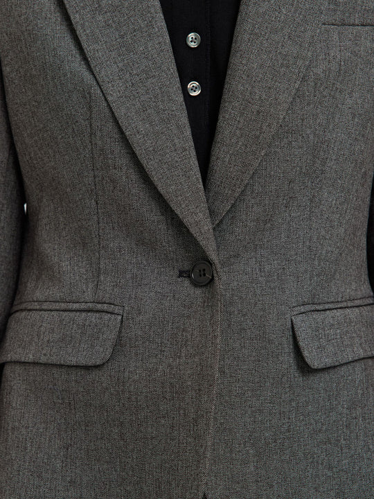 Selected Femme Fitted Alma Blazer i grå, figursyet blazer i bæredygtig kvalitet med enkelt knaplukning og klassisk krave.