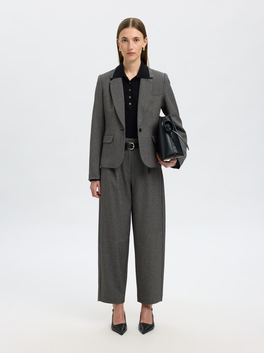 Selected Femme Fitted Alma Blazer i grå, figursyet blazer i bæredygtig kvalitet med enkelt knaplukning og klassisk krave.