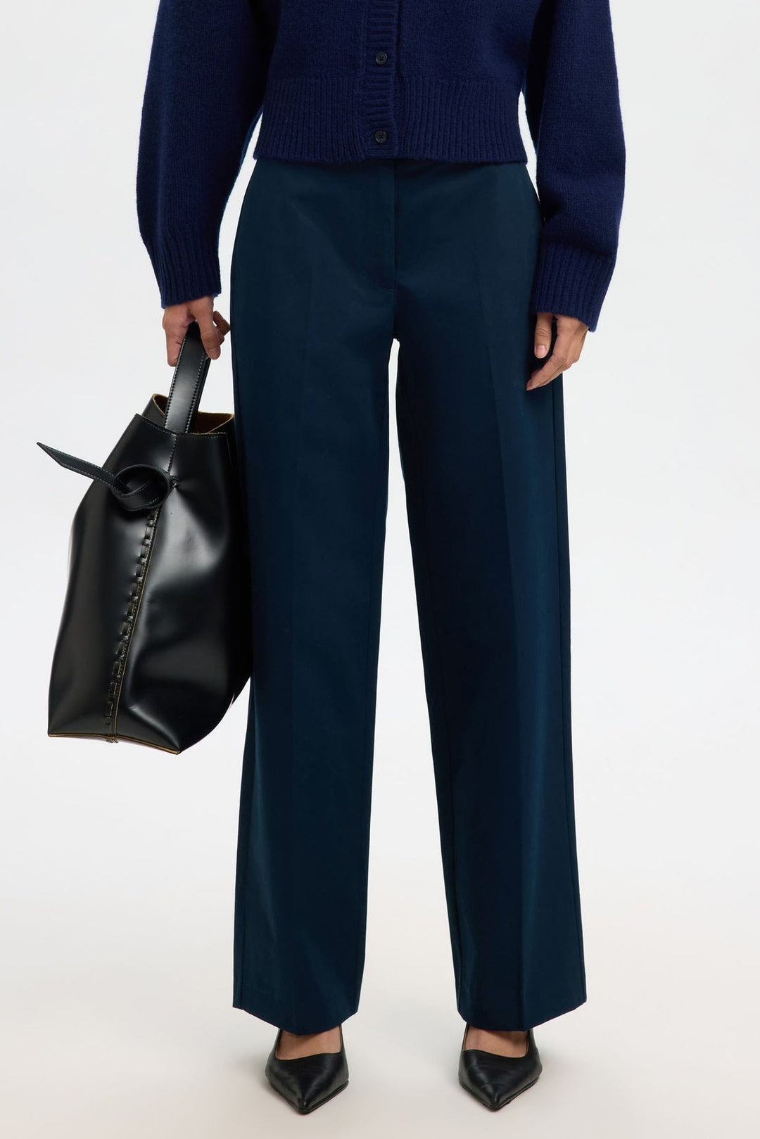 Selected Femme 100% Bomuld Brede Bukser i Dark Sapphire – brede, komfortable bukser i blød bomuld med afslappet silhuet.
