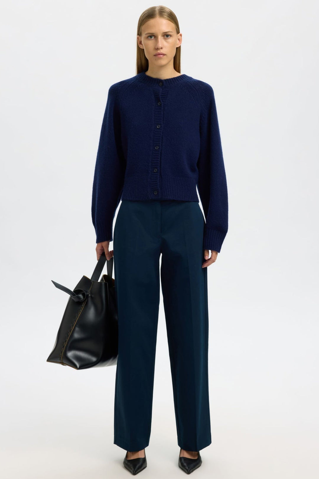 Selected Femme 100% Bomuld Brede Bukser i Dark Sapphire – brede, komfortable bukser i blød bomuld med afslappet silhuet.
