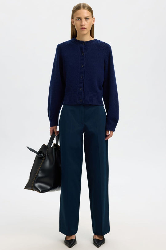 Selected Femme 100% Bomuld Brede Bukser i Dark Sapphire – brede, komfortable bukser i blød bomuld med afslappet silhuet.
