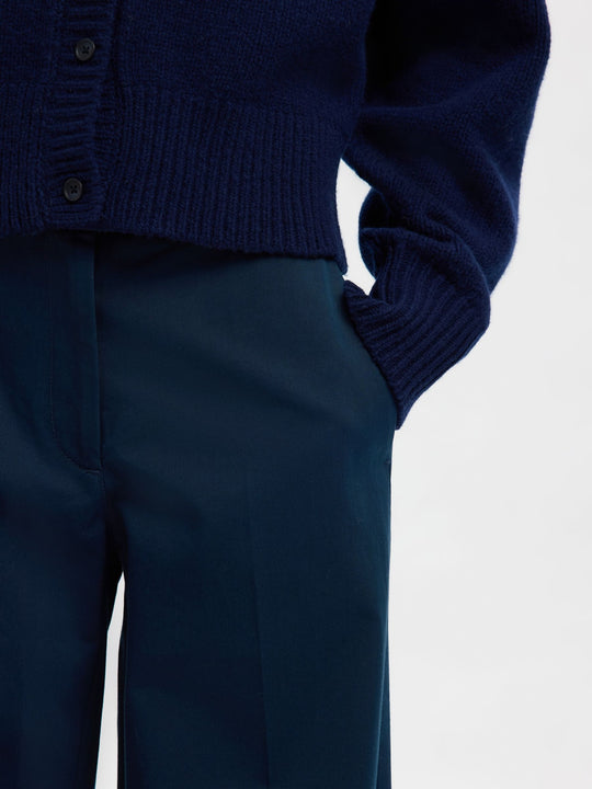 Selected Femme 100% Bomuld Brede Bukser i Dark Sapphire – brede, komfortable bukser i blød bomuld med afslappet silhuet.
