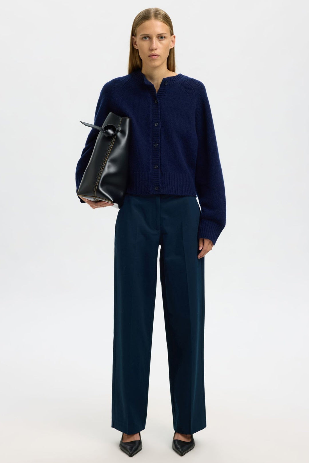 Selected Femme 100% Bomuld Brede Bukser i Dark Sapphire – brede, komfortable bukser i blød bomuld med afslappet silhuet.
