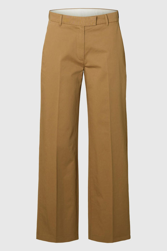 Selected Femme Wide Maggi MW Pant i ermine – mid-taljede bukser i økologisk bomuld med vide ben, bæltestropper og klassisk pasform.
