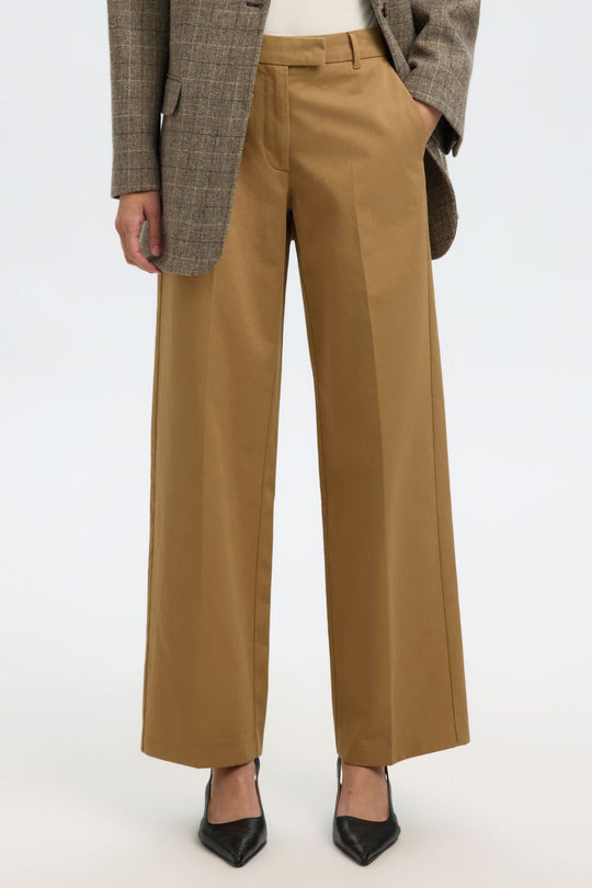 Selected Femme Wide Maggi MW Pant i ermine – mid-taljede bukser i økologisk bomuld med vide ben, bæltestropper og klassisk pasform.
