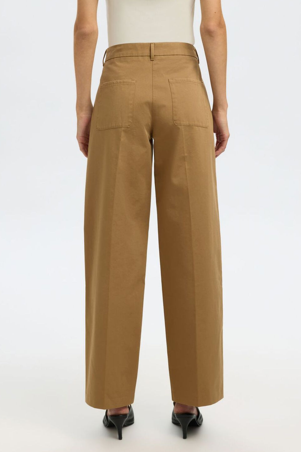 Selected Femme Wide Maggi MW Pant i ermine – mid-taljede bukser i økologisk bomuld med vide ben, bæltestropper og klassisk pasform.
