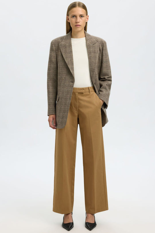 Selected Femme Wide Maggi MW Pant i ermine – mid-taljede bukser i økologisk bomuld med vide ben, bæltestropper og klassisk pasform.
