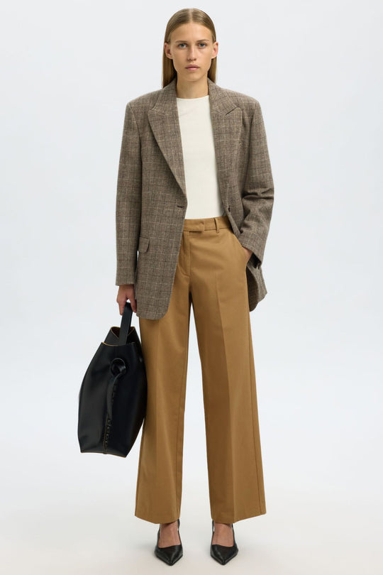 Selected Femme Wide Maggi MW Pant i ermine – mid-taljede bukser i økologisk bomuld med vide ben, bæltestropper og klassisk pasform.
