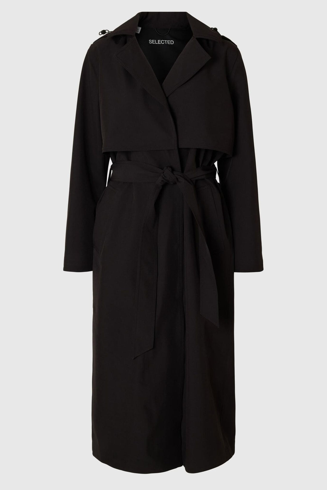 Selected Femme Teknisk Trenchcoat i sort, med dobbeltknapning og et bindebælte i taljen. Behandlet med Bionic Finish Eco.