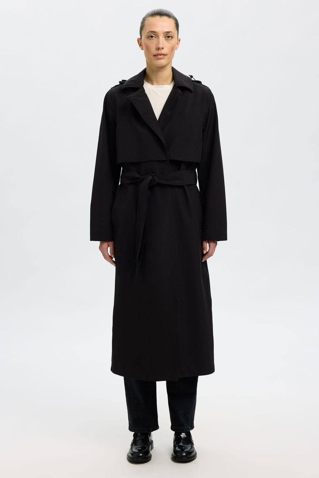 Selected Femme Teknisk Trenchcoat i sort, med dobbeltknapning og et bindebælte i taljen. Behandlet med Bionic Finish Eco.