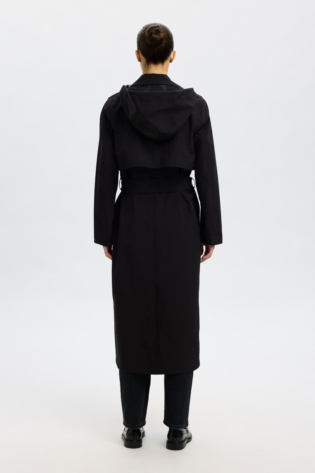 Selected Femme Teknisk Trenchcoat i sort, med dobbeltknapning og et bindebælte i taljen. Behandlet med Bionic Finish Eco.