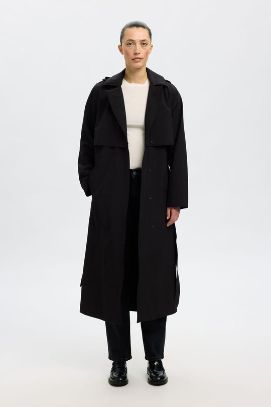 Selected Femme Teknisk Trenchcoat i sort, med dobbeltknapning og et bindebælte i taljen. Behandlet med Bionic Finish Eco.