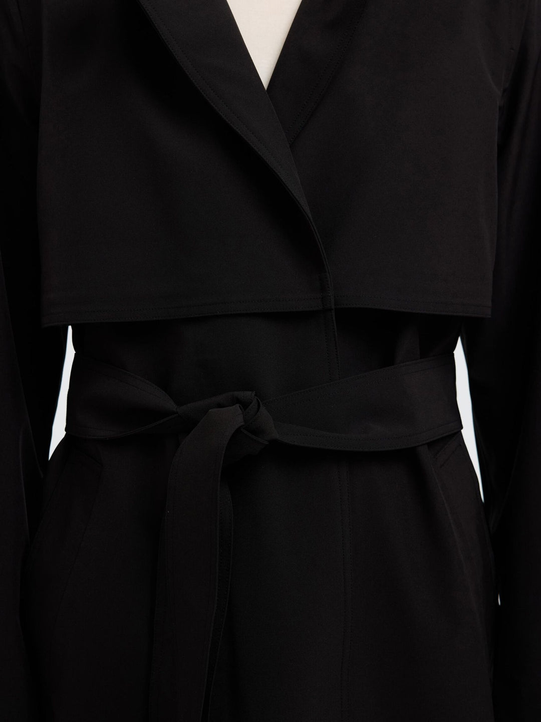 Selected Femme Teknisk Trenchcoat i sort, med dobbeltknapning og et bindebælte i taljen. Behandlet med Bionic Finish Eco.