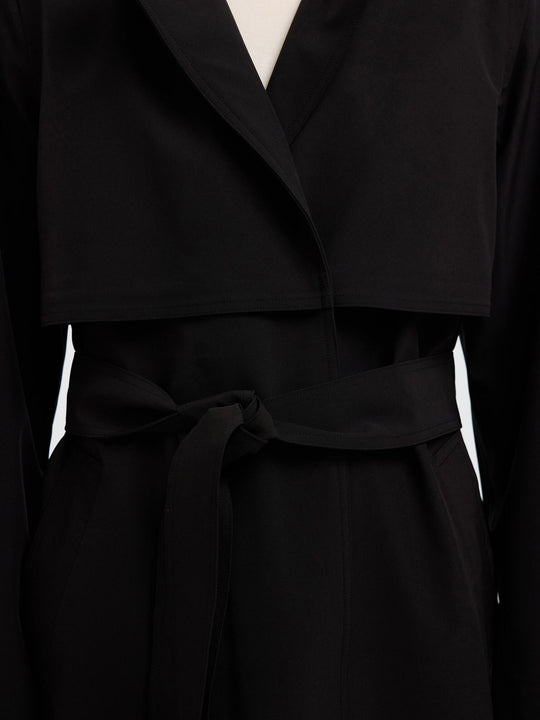 Selected Femme Teknisk Trenchcoat i sort, med dobbeltknapning og et bindebælte i taljen. Behandlet med Bionic Finish Eco.