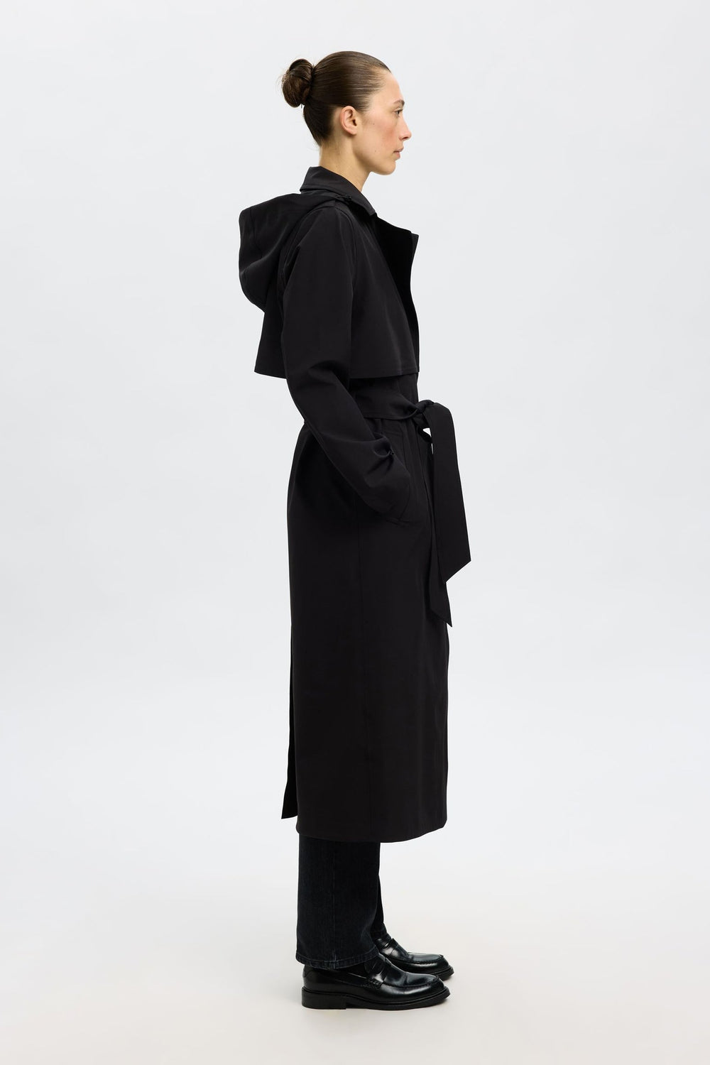 Selected Femme Teknisk Trenchcoat i sort, med dobbeltknapning og et bindebælte i taljen. Behandlet med Bionic Finish Eco.