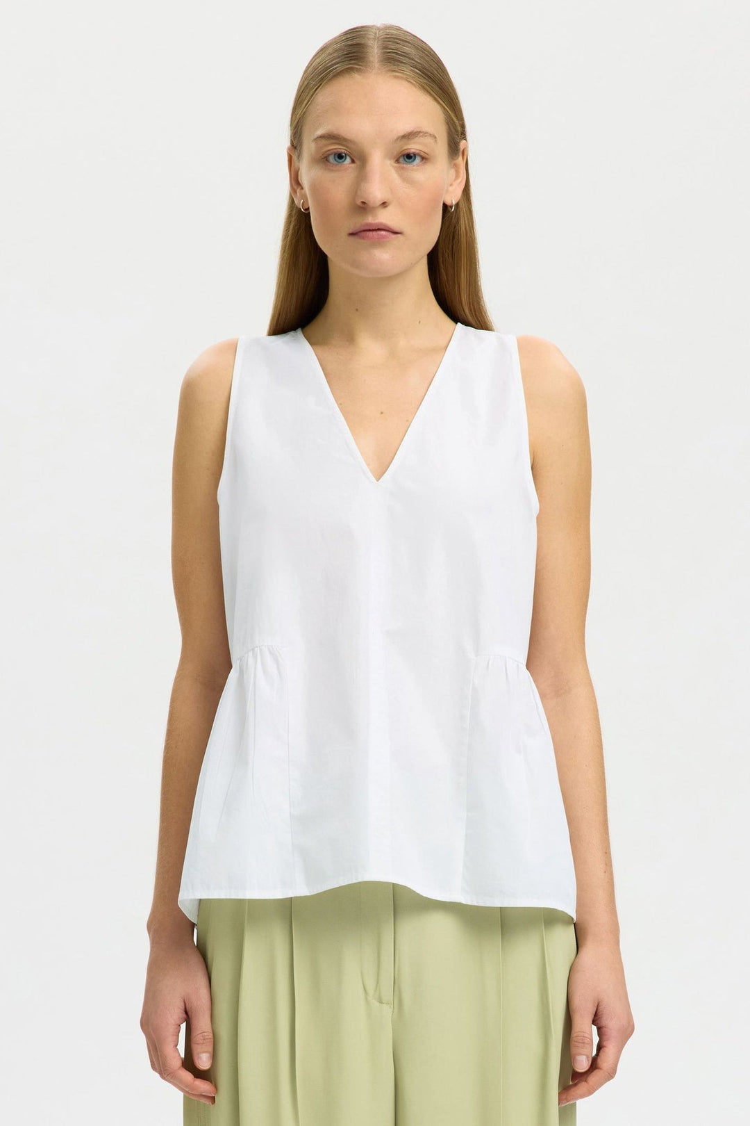 Selected Femme Blair SL top bright white – ærmeløs peplum top med V-hals og feminin silhuet.