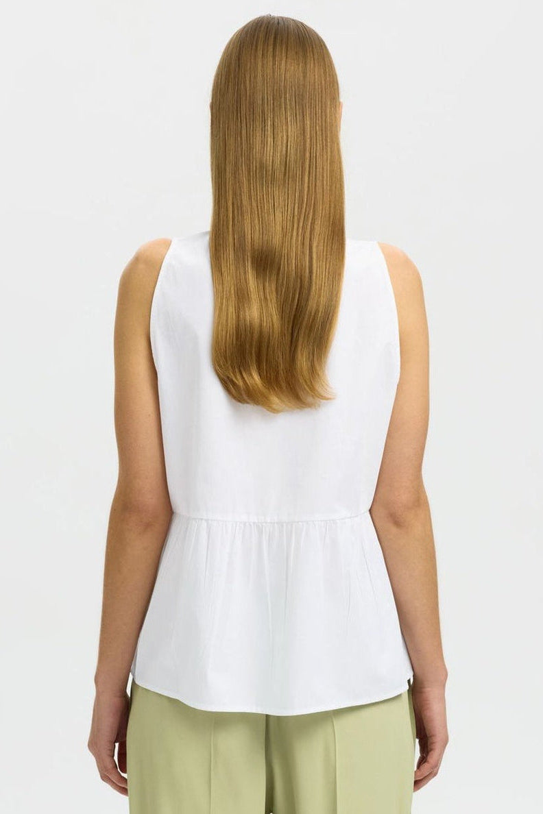 Selected Femme Blair SL top bright white – ærmeløs peplum top med V-hals og feminin silhuet.