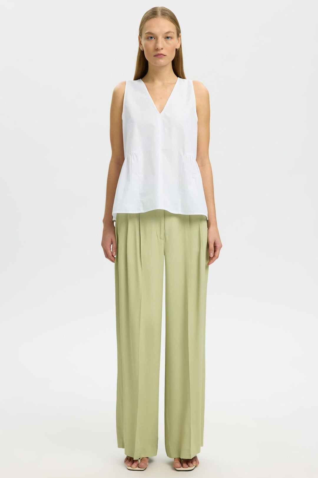 Selected Femme Blair SL top bright white – ærmeløs peplum top med V-hals og feminin silhuet.